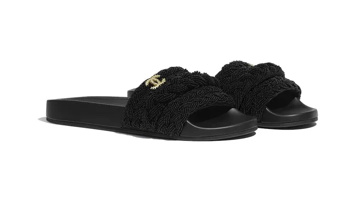 Slippers van Chanel? Met parels natuurlijk