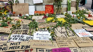 Een zee van bloemen en protestborden na de mars tegen femicide, georganiseerd na de moord op Lisa uit Abcoude.