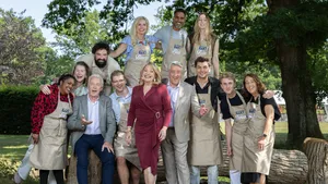 De kandidaten proeven van overgebleven taarten en baksels in Heel Holland Bakt