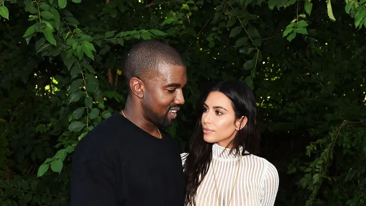 Kim Kardashian deelt nooit vertoonde huwelijksfoto met Kanye