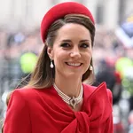 Prinses Kate ode aan Diana bij Commonwealth Day. – Foto van Catherine, de prinses van Wales, in een rode outfit bij Westminster Abbey voor Commonwealth Day, maart 2025.