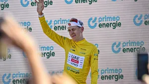 Pogacar lacht als een boer met kiespijn op het podium in de Ronde van Zwitserland