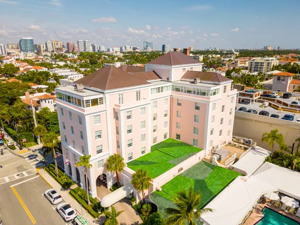 De 5 leukste roze hotels: luchtfoto van het Colony Hotel in Palm Beach.