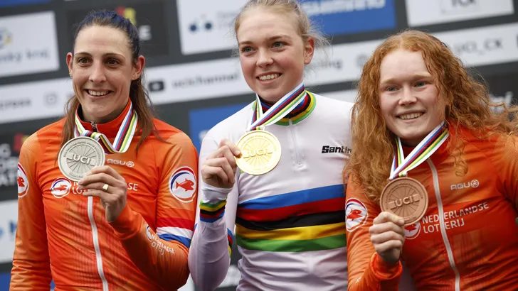 lucinda brand, fem van empel en puck pieterse op het podium bij wk veldrijden