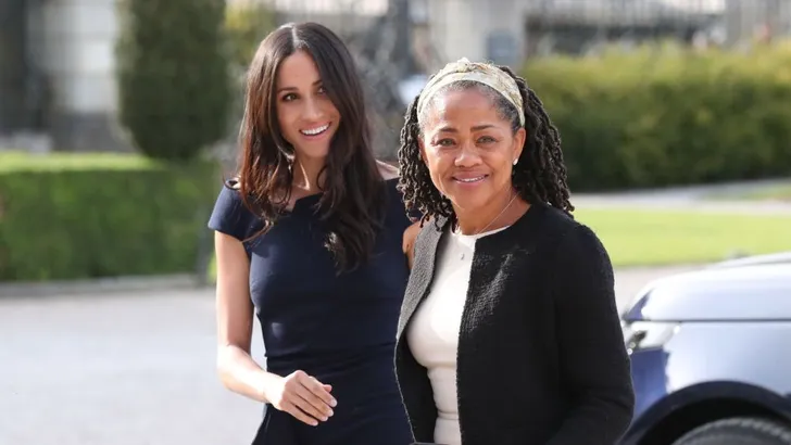 Baby Sussex: Meghan's moeder is in Engeland