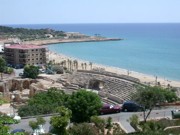 Beeld van Tarragona, een kustplaats met een amfitheater langs het strand.