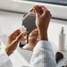 Vrouw houdt glazen flesje met pipet skincare vast