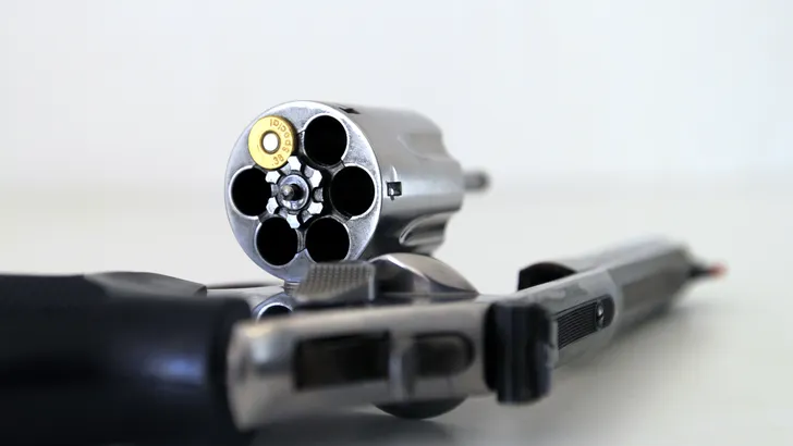 Groep criminelen spelen Russisch roulette met slachtoffer