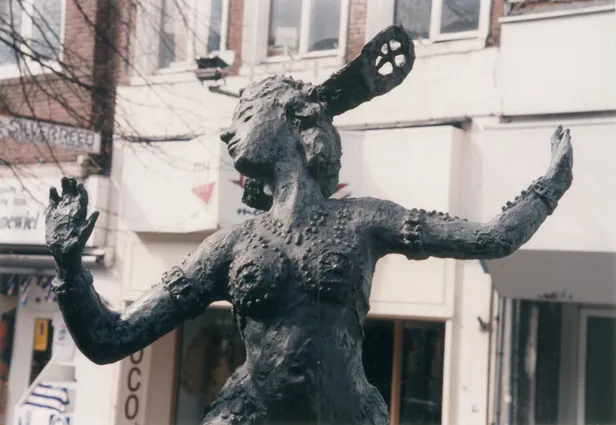 Standbeeld van Mata Hari in Leeuwarden, gemaakt door beeldhouwster Suus Boschma-Berkhout