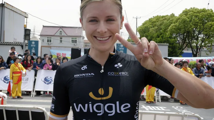Annette Edmondson opent BeNe Ladies Tour; weinig schade voor Marianne Vos na valpartij