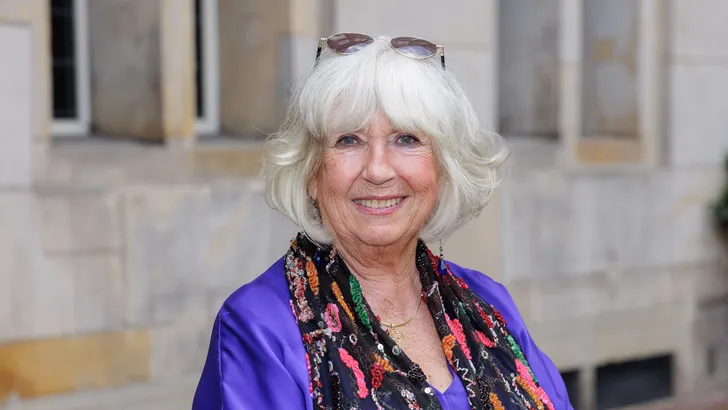 Willeke Alberti paarse jurk sjaal