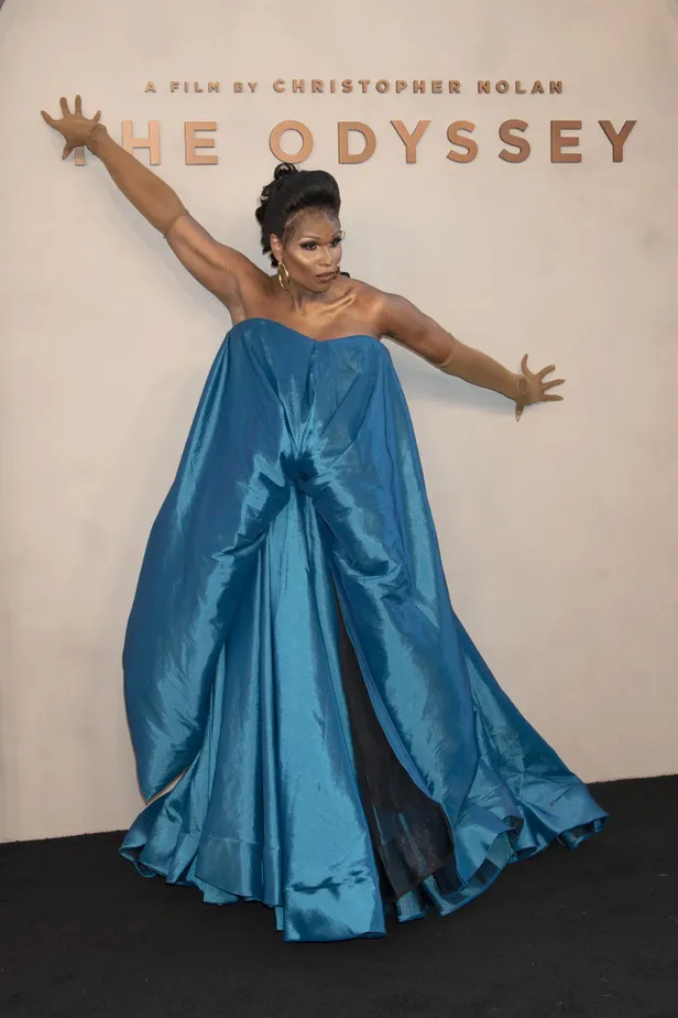 Peppermint in een blauwe creatie tijdens de première van The Odyssey in New York City 2026.