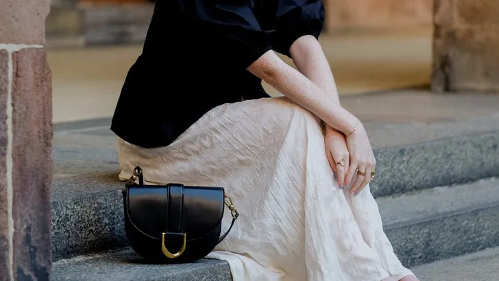 Vrouw in witte maxi rok.