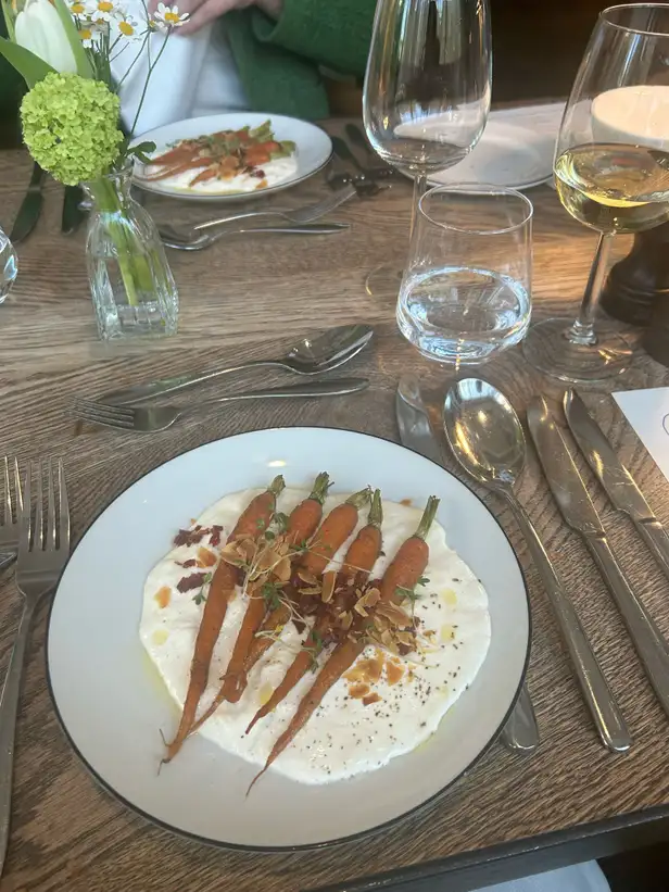 Bord met burrata en wortel erop 