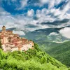 Move over Gubbio en Spoleto! In Umbrië ligt een van de mooiste dorpen van Italië: stilte, natuur en tijdloze charme | Elegance