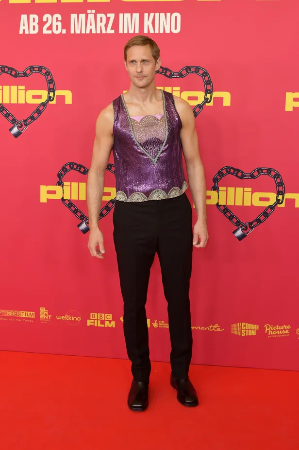De 7 beste looks van Alexander Skarsgård: in een paarse glittertop van Dior tijdens de Pillion perstour, 2025.