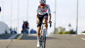 Isaac del Toro heeft met een aantal bizar lange versnellingen de UAE Tour naar zijn hand gezet. Leider Antonio Tiberi brak volledig na de tweede demarrage.