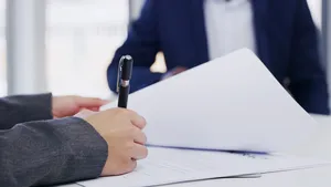 Ter illustratie: arbeidsovereenkomst wordt ondertekend.