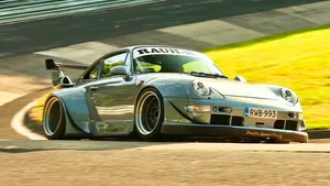 VIDEO: RWB Porsche 993 Turbo doet Nordschleife