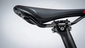 Extreme close-up van de zadelrails van een racefiets, waarbij het zadel foutief op de uiterste voorste stand is gemonteerd.