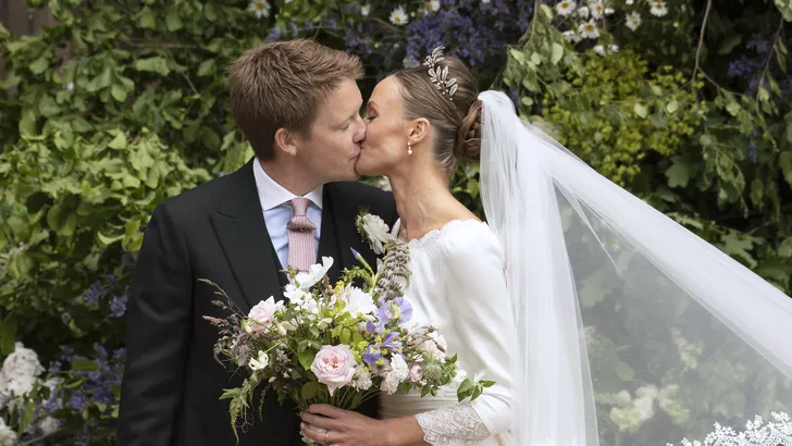 Hugh Grosvenor en Olivia Henson, de Duke en Duchess van Westminster, bij hun huwelijk. – Leuk babynieuws voor prins William.