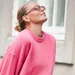 Vrouw met stijlvolle accessoires en kleding.