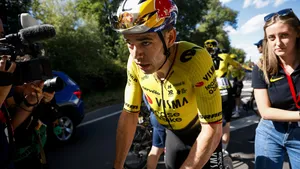 Wout van Aert won donderdag nog een etappe, maar heeft nu een flinke klap te verwerken gekregen. Hij moet opgeven vanwege een wond aan zijn elleboog. Een grote tegenslag richting de Tour de France?