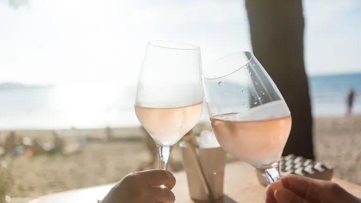 Wat er gebeurt als je alcohol drinkt in de zon