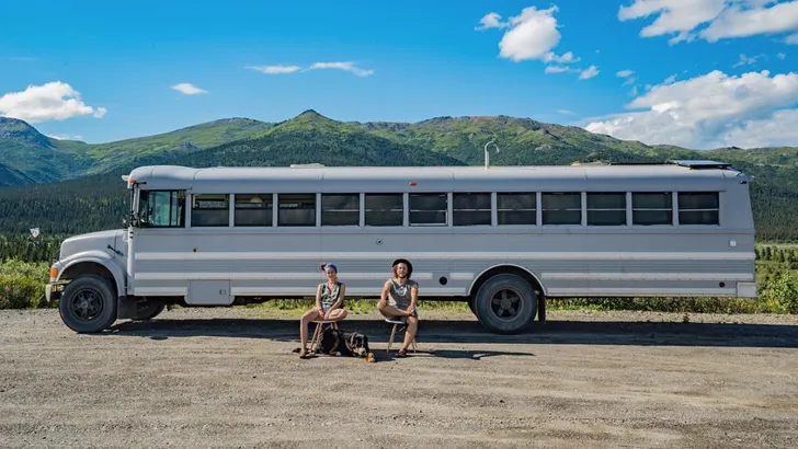 Dit koppel reist de wereld rond in een verbouwde schoolbus