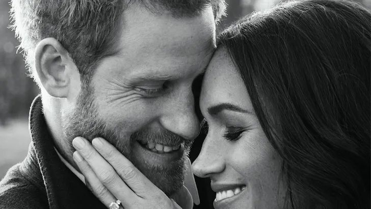 Dolverliefd: dít zijn de officiële verlovingsfoto's van Harry en Meghan