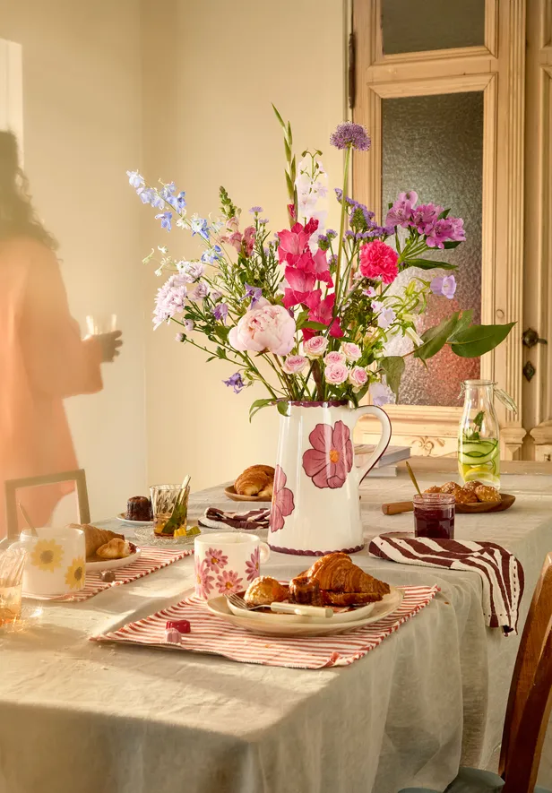 Brunchtafel met boeket van Bloomon in Anna + Nina vaas met croissantjes.
