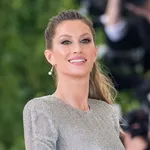 Indrukwekkend: Gisele Bündchen tilt haar man in de lucht. Echt!