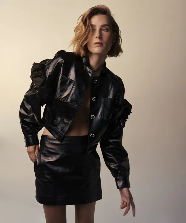 Vera van Erp in Chanel jas, rok en oorbellen