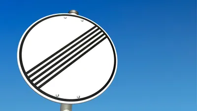 Milieuactivisten eisen einde aan onbeperkte snelheid op de Autobahn met gigantische stickeractie