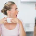 vrouw verbaast voedingsmiddelen moe koffie