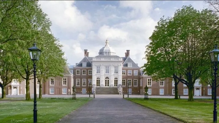 Oh dear. Een deurwaarder bij de Oranjes, ingeschakeld door de premier...