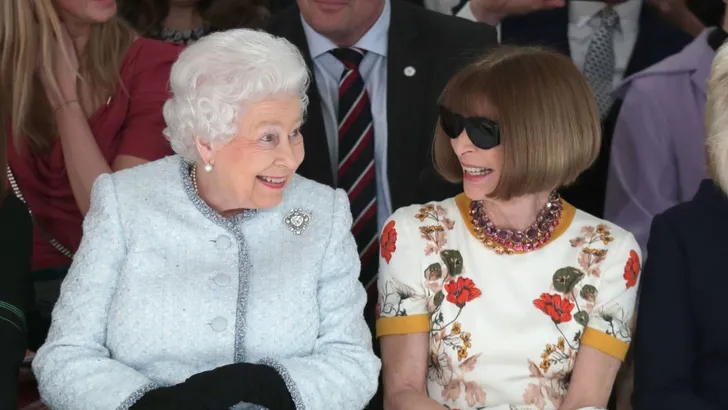Queen naast Anna Wintour op London Fashion Week