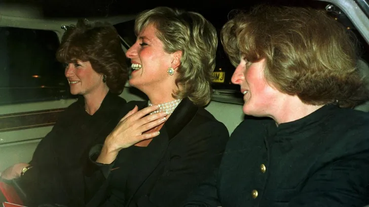 Prinses Diana samen met haar twee zussen op weg naar huis vanuit het Royal Opera House in Londen