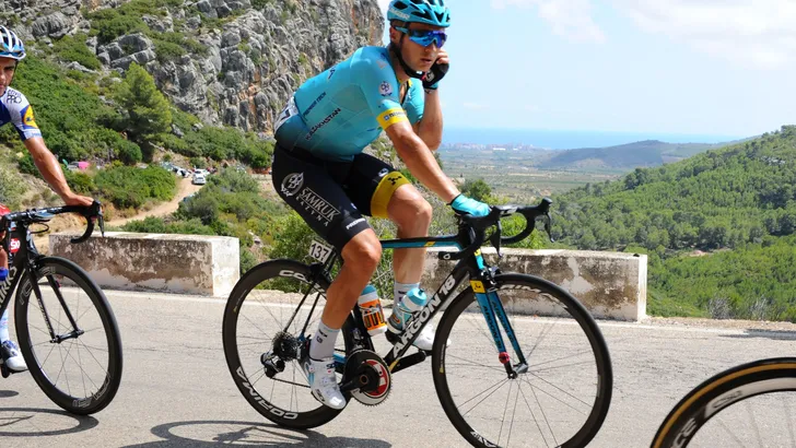 Vuelta a España: Alexey Lutsenko klautert naar zege op Ermita de Santa Lucía