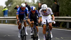 Mathieu van der Poel in het wiel van Tadej Pogacar en Tom Pidcock.