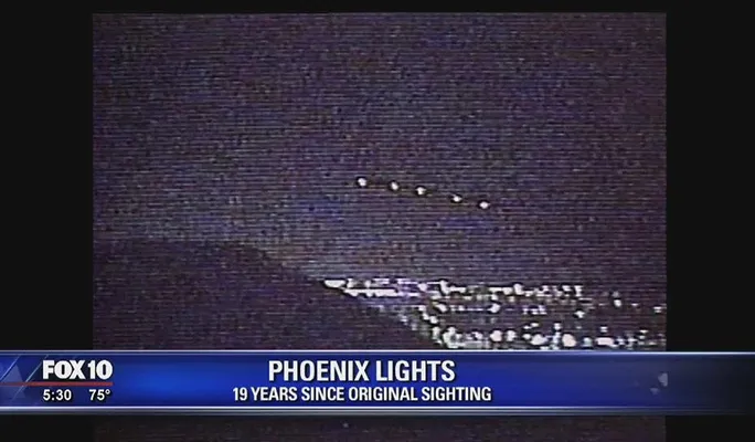 De Phoenix Lights zijn op menig filmpje vastgelegd. Maar of het nou echt om een ruimteschip ging...