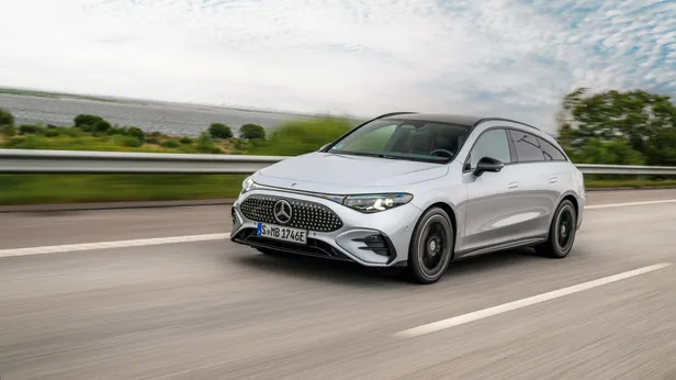 Elektrische Mercedes-Benz CLA Shooting Brake rijdend op de snelweg