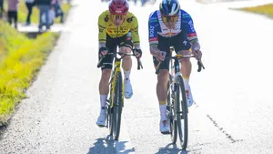 Remco Evenepoel met Jonas Vingegaard in het wiel vlak voor de veelbesproken valpartij in de Ronde van Catalonië