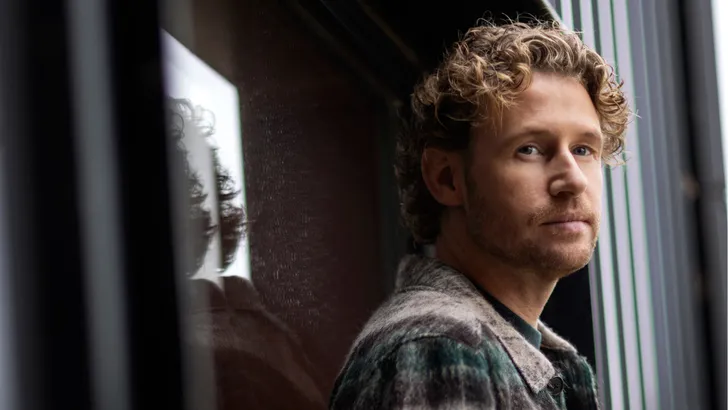 Portret van presentator en producent Ewout Genemans.