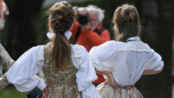 Streetstyle-foto van vrouwen in strakke outfits. – Invloed van strakke kleding op gezondheid.