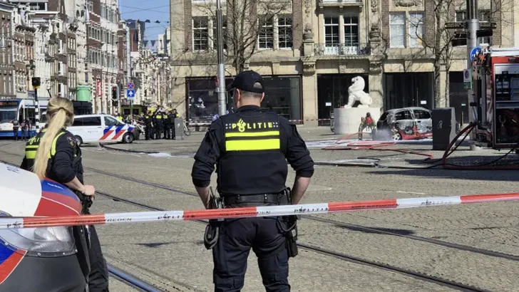 Brandende auto op De Dam