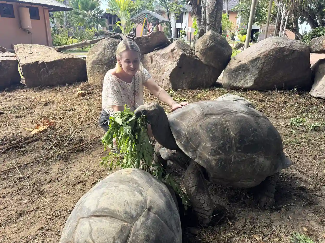 In Constance resort Lemuria maakt Jill kennis met reuzenschildpad Raphaela