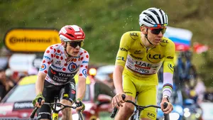 jonas vingegaard in de bollentrui in het wiel van tadej pogacar in de gele trui