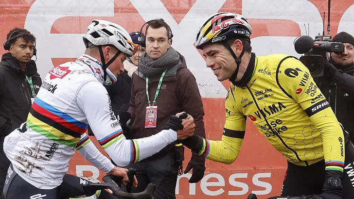 van der poel en van aert geven elkaar de hand