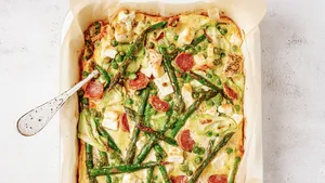 Frittata met kip, groene asperges en feta